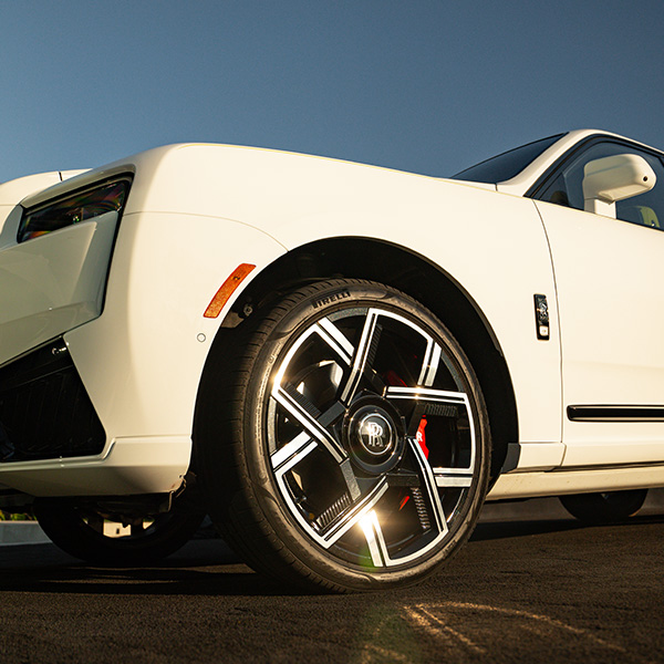 Low front view of Rolls-Royce Cullinan Series II rims